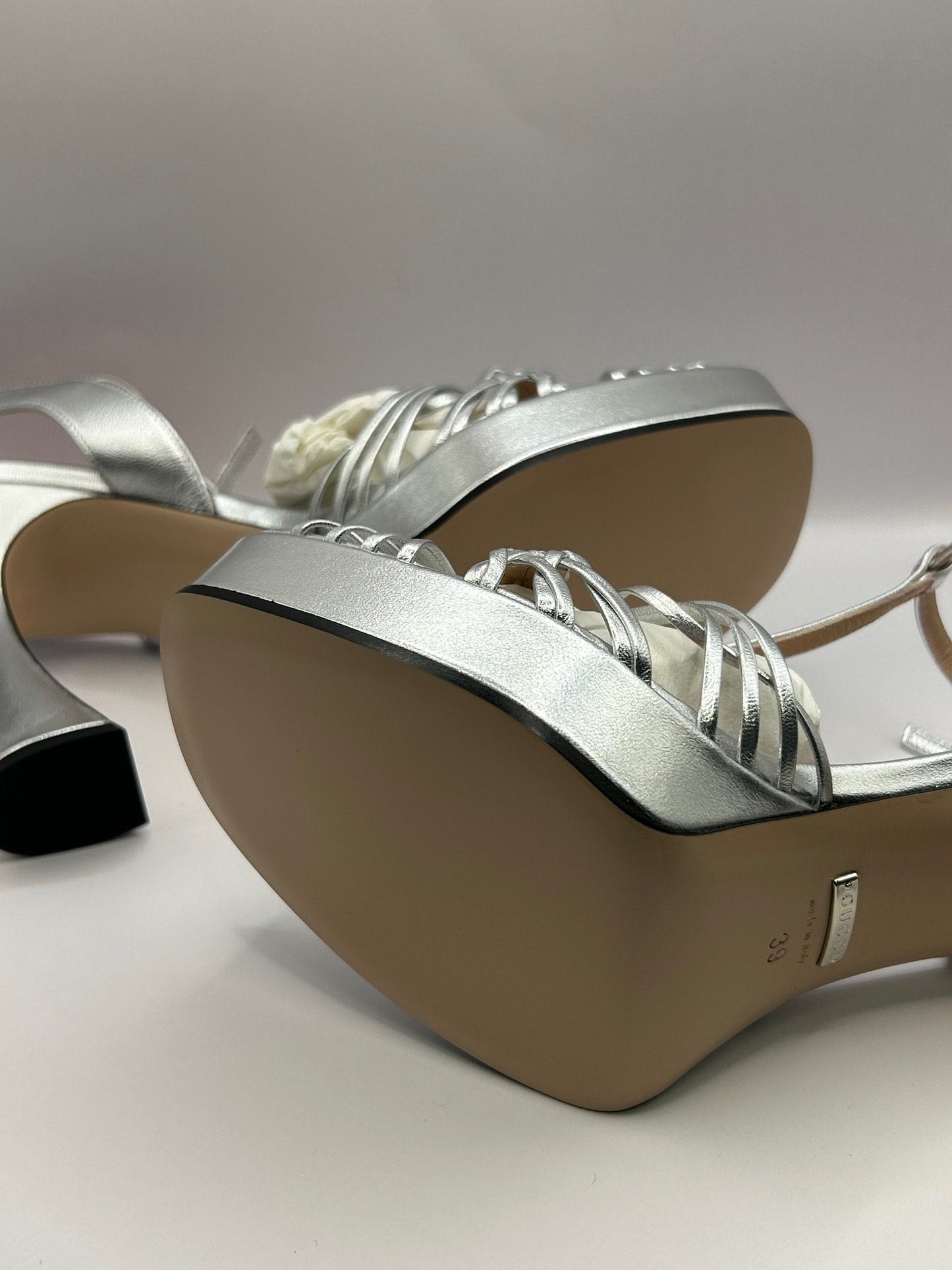 Gucci Chain Interlocking Silver Heels (39) | Designerfindsforless